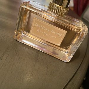 Dahlia Divin Givenchy Paris